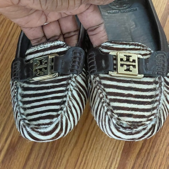 TORY BURCH Brown Ivory Zebra Stripe Loafer Moccasin Flats Gold Logo - US… - Picture 3 of 9